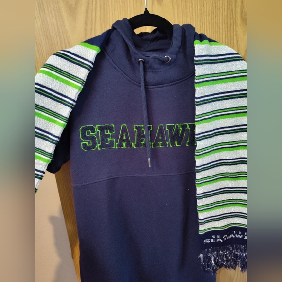 Junior Size Small Seattle Seahawks Short-sleeved Hoodie With Scarf - Picture 1 of 7